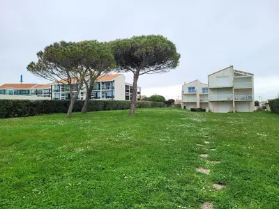 Jardin de l'établissement Appartement avec piscine et accès direct à la mer