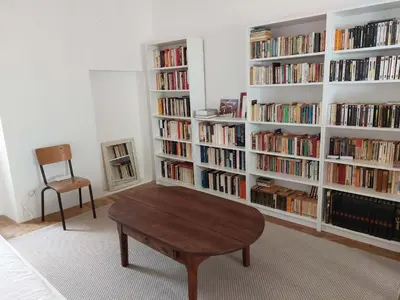 Bibliothèque dans la maison de vacances