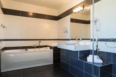 Salle de bains dans l'établissement Le Logis du Péré