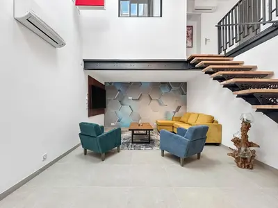 Coin salon dans l'établissement Le loft du canal de Rompsay