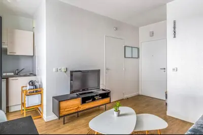 Télévision ou salle de divertissement dans l'établissement Studio with balcony in the heart of La Rochelle