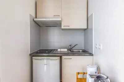 Cuisine ou kitchenette dans l'établissement Studio with balcony in the heart of La Rochelle