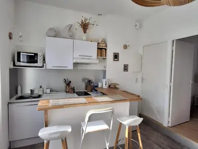 Cuisine ou kitchenette dans l'établissement Châtelaillon-Centre : Appart 50m Plage - FR-1-706-38