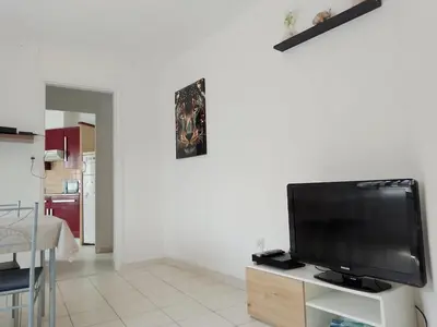 Télévision ou salle de divertissement dans l'établissement Maisonnette