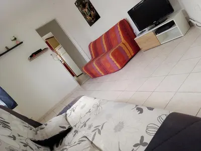 Télévision ou salle de divertissement dans l'établissement Maisonnette