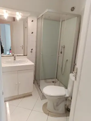 Salle de bains dans l'établissement Maisonnette