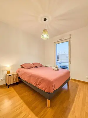 Un ou plusieurs lits dans un hébergement de l'établissement Puilborin, appartement cosy, avec terrasse