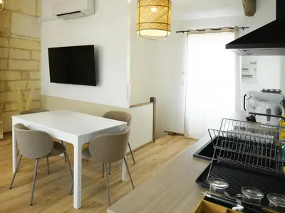 Cuisine ou kitchenette dans l'établissement L'élégant, T2 avec climatisation, wifi