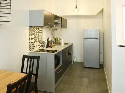 Cuisine ou kitchenette dans l'établissement L'Essentiel studio avec wifi