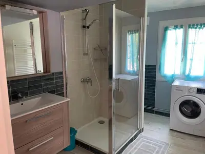 Salle de bains dans l'établissement Maison accueillante avec piscine à Chalandray