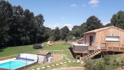 Piscine de l'établissement Charmante maison avec piscine à Chalandray, 25 m² ou située à proximité