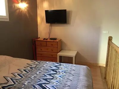 Télévision ou salle de divertissement dans l'établissement Charmante maison avec piscine à Chalandray, 25 m²