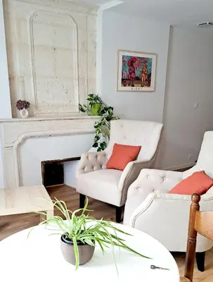 Coin salon dans l'établissement La porte Bleue - appartement juste rénové - très propre - grand confort - lumineux - calme - centre historique