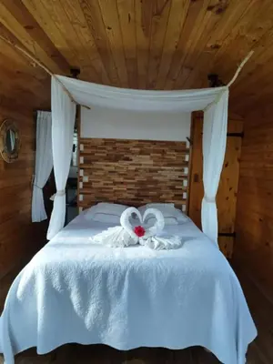 Un ou plusieurs lits dans un hébergement de l'établissement Roulotte à la campagne avec son spa à Cabariot