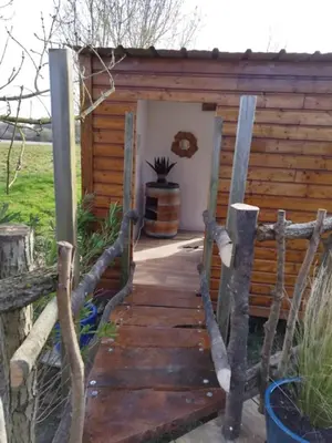 Jardin de l'établissement Roulotte à la campagne avec son spa à Cabariot