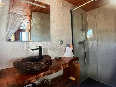 Salle de bains dans l'établissement Roulotte à la campagne avec son spa à Cabariot