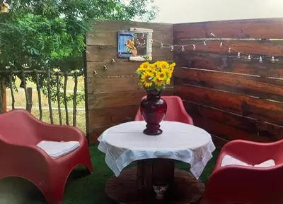 Coin salon dans l'établissement Roulotte à la campagne avec son spa à Cabariot