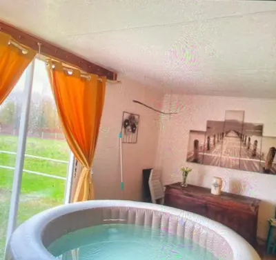 Piscine de l'établissement Roulotte à la campagne avec son spa à Cabariot ou située à proximité