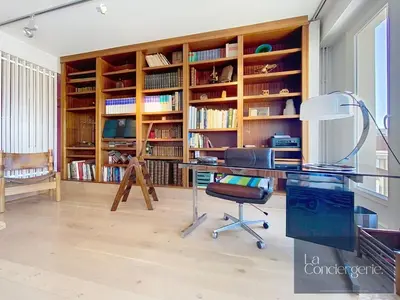 Bibliothèque dans l'appartement