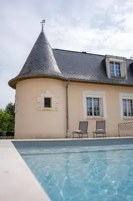 Piscine de l'établissement Le Manoir 1977 ou située à proximité