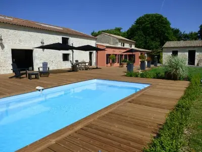 Piscine de l'établissement La Grange d'Aunis ou située à proximité