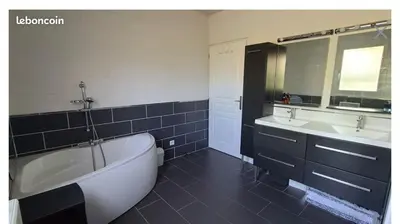 Salle de bains dans l'établissement Pavillon avec piscine