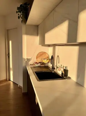 Cuisine ou kitchenette dans l'établissement Appartement moderne et spacieux 2 chambres, parking privé