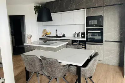 Cuisine ou kitchenette dans l'établissement Appartement moderne et spacieux 2 chambres, parking privé