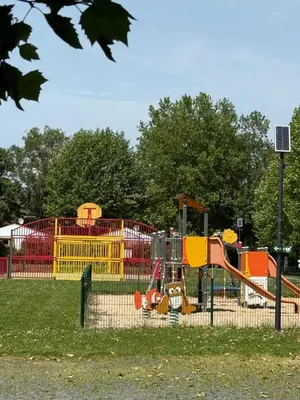 Aire de jeux pour enfants de l'établissement Les Cabanes du Lac à Surgères
