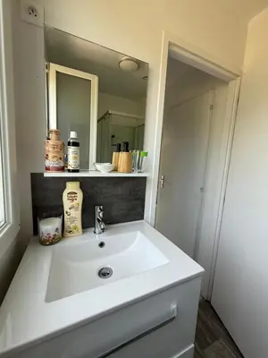 Salle de bains dans l'établissement Les Cabanes du Lac à Surgères
