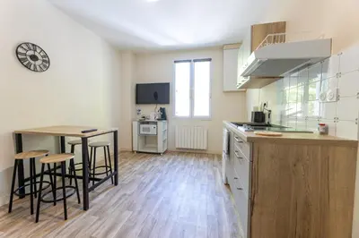 Cuisine ou kitchenette dans l'établissement Studio proche centre et gare