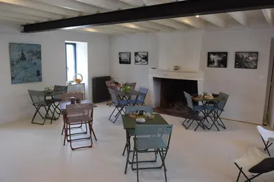 Coin salon dans l'établissement Les Herbes Folles