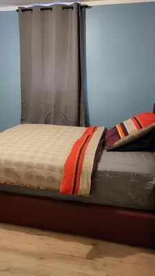 Un ou plusieurs lits dans un hébergement de l'établissement Chambre cosy spatieuse