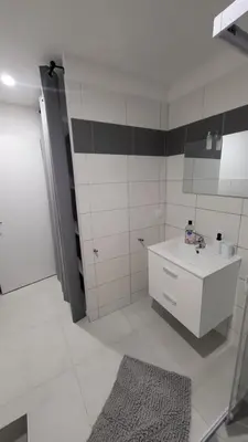 Salle de bains dans l'établissement Chambre cosy spatieuse