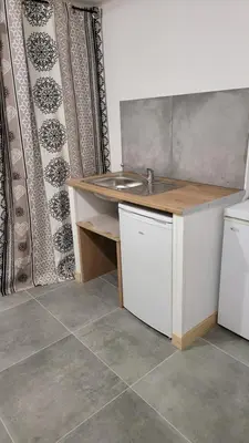 Cuisine ou kitchenette dans l'établissement Chambre cosy spatieuse