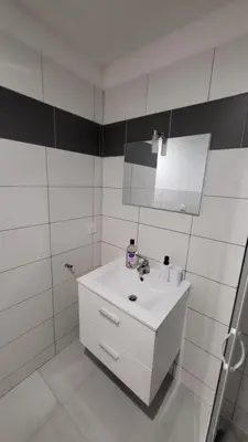 Salle de bains dans l'établissement Chambre cosy spatieuse