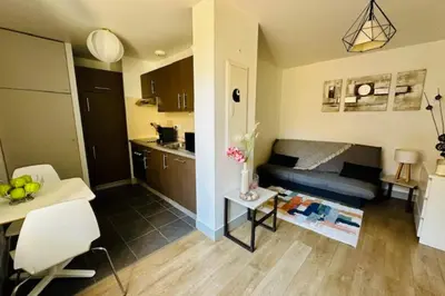 Cuisine ou kitchenette dans l'établissement Beautiful studio near the city center