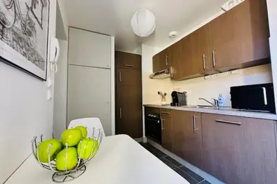 Cuisine ou kitchenette dans l'établissement Beautiful studio near the city center