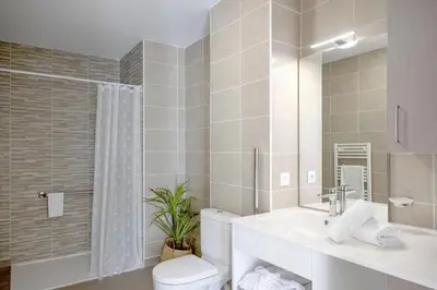 Salle de bains dans l'établissement Résidence de La Rochelle