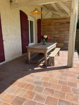 Balcon ou terrasse dans l'établissement Maison de caractère avec jardin