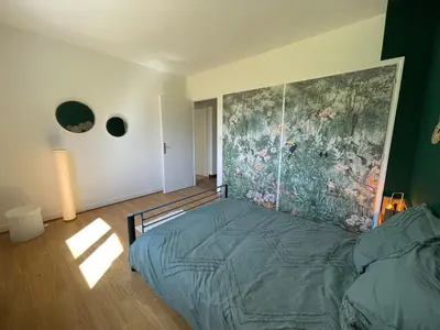 Un ou plusieurs lits dans un hébergement de l'établissement Maison de caractère avec jardin