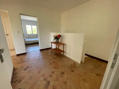 Un ou plusieurs lits dans un hébergement de l'établissement Maison de caractère avec jardin