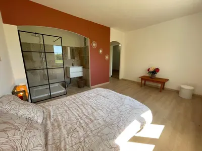 Un ou plusieurs lits dans un hébergement de l'établissement Maison de caractère avec jardin