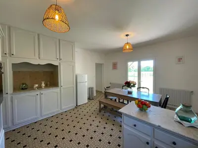 Cuisine ou kitchenette dans l'établissement Maison de caractère avec jardin