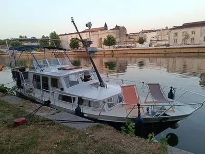 Vue sur la rivière ou le fleuve situé(e) à proximité de le bateau