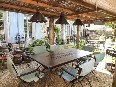 Restaurant ou autre lieu de restauration dans l'établissement le vieux prieure