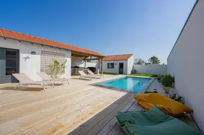 Piscine de l'établissement La Villa des Vagues ou située à proximité