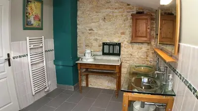 Cuisine ou kitchenette dans l'établissement 4 Bed-Sleeps 8-Aircon-Garden-Pool-Parking