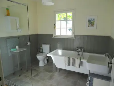 Salle de bains dans l'établissement 4 Bed-Sleeps 8-Aircon-Garden-Pool-Parking