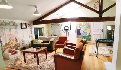 Coin salon dans l'établissement 4 Bed-Sleeps 8-Aircon-Garden-Pool-Parking